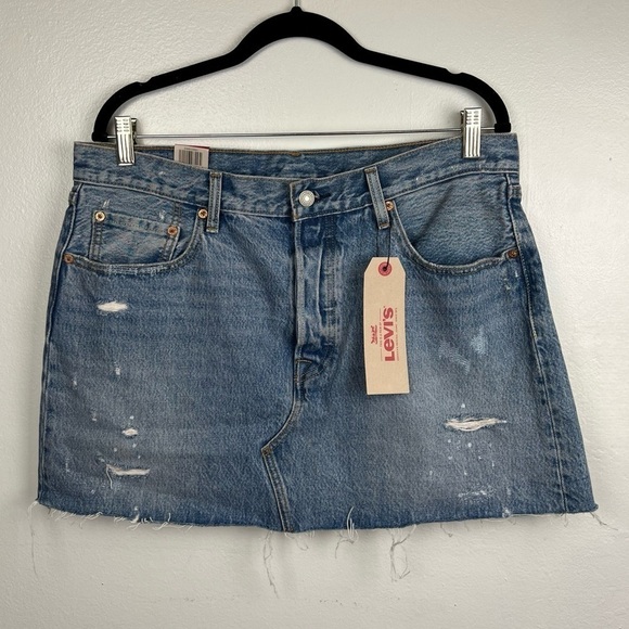 NWT Levi’s Distressed Jean Mini Skirt Size 32 - Picture 1 of 13